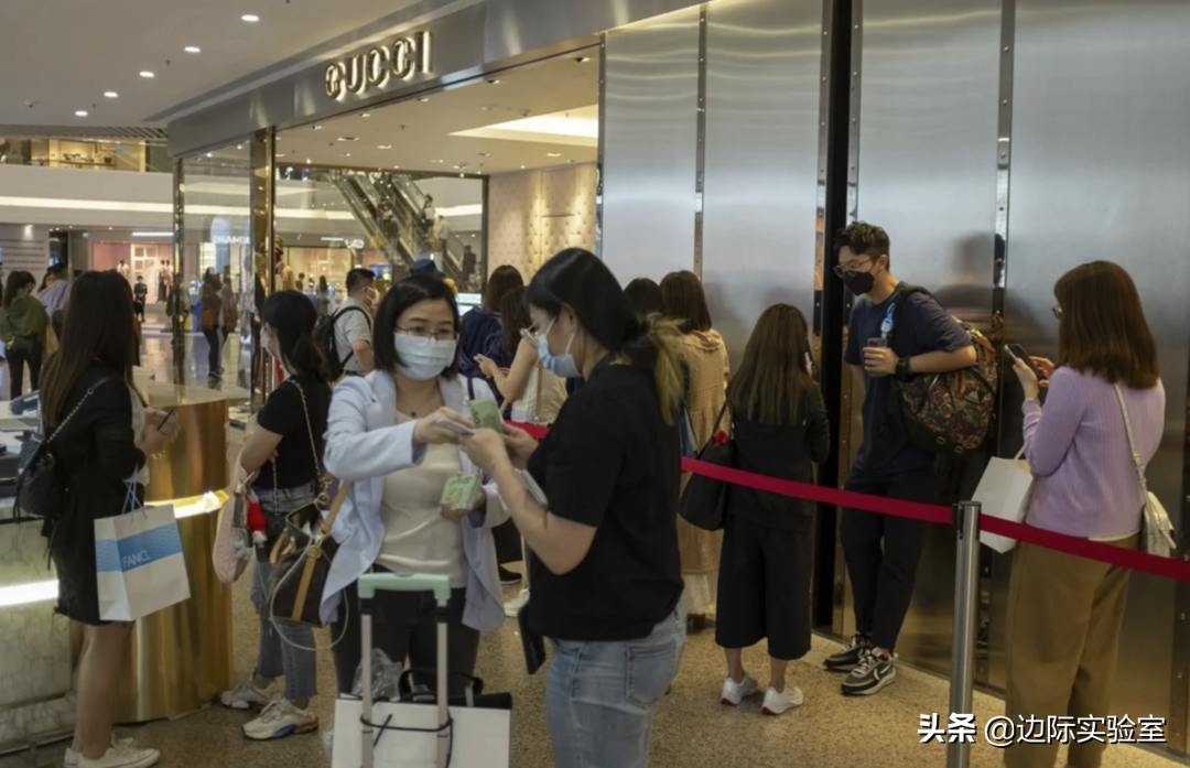 图片[1]-调查显示，香港内地人每月花费70.2亿购买奢侈品，大大提振香港经济-唐朝资源网
