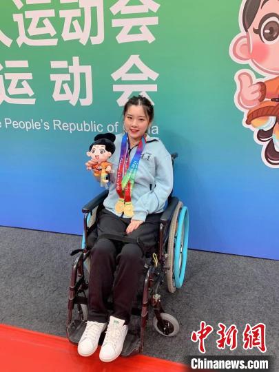 图为孙晨璐同队友配合在全国第十一届残疾人运动会上获女子一级双人和团体乒乓球项目金牌。　受访者供图