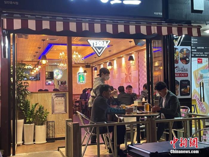 当地时间4月18日，韩国市民在首尔麻浦区一餐厅用餐。 中新社记者 刘旭 摄