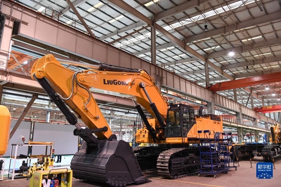 这是广西柳工集团有限公司生产厂房内正在组装的机械（2021年4月26日摄）。新华社记者 曹祎铭 摄
