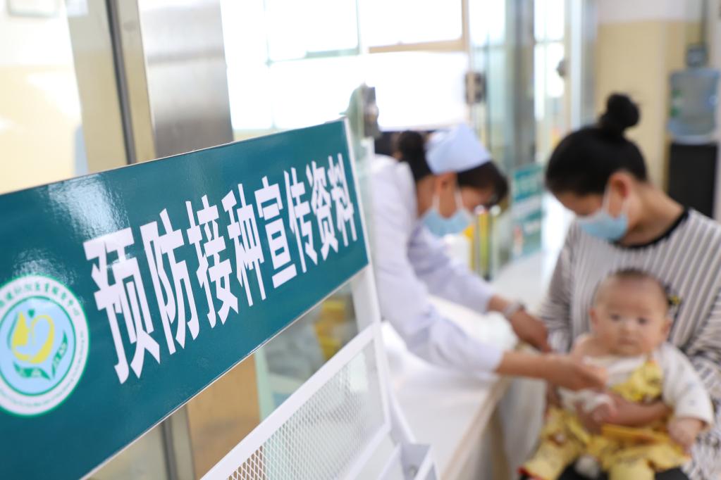 　　4月25日，在云南省曲靖市沾益区妇幼保健和计划生育服务中心，医护人员给儿童接种疫苗。新华社发（杨俊鹏 摄）