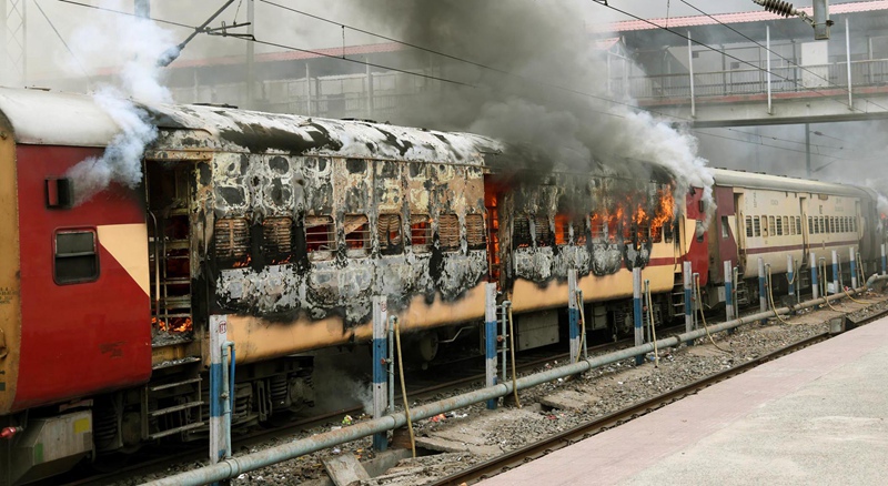 印度比哈尔邦巴特那，示威者抗议新征兵制度，焚烧火车。图自澎湃影像