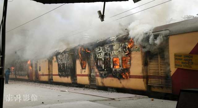 印度比哈尔邦巴特那，示威者抗议新征兵制度，焚烧火车。图自澎湃影像