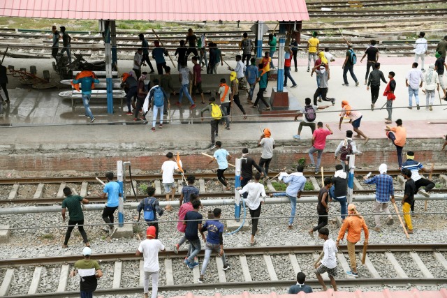 印度比哈尔邦巴特那，示威者冲击火车站。图自澎湃影像