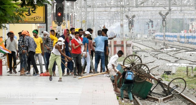 印度比哈尔邦巴特那，示威者冲击火车站。图自澎湃影像