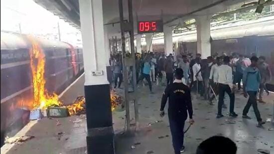 塞康德拉巴德火车站被打砸现场（印度斯坦时报 图）