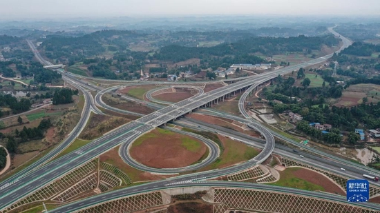 这是2020年12月30日拍摄的成资渝高速公路中和枢纽（无人机照片）。新华社记者 王曦 摄