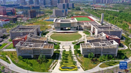 这是4月26日拍摄的中国科学院成都分院兴隆湖园区一角（无人机照片）。新华社发（周勇良 摄）