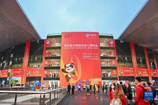 人们在上海举行的第四届进博会上参观（2021年11月5日摄）。新华社记者 李响 摄