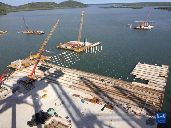 这是2018年8月27日拍摄的巴西巴拉那瓜港TCP码头堆场扩建工程现场。中巴企业深度的合作，帮助巴拉那瓜港焕发出新活力。新华社记者 彭桦 摄