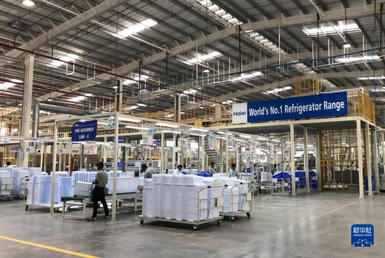 2017年11月16日，在印度浦那市，工人在中国海尔集团工业园厂房内工作。新华社记者 张兴军 摄