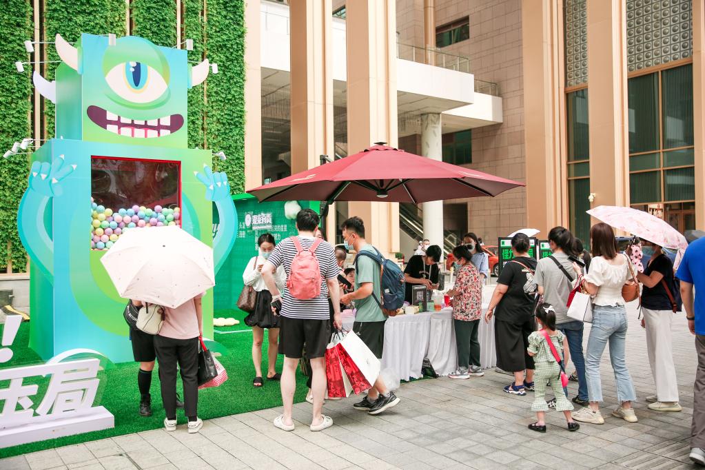 　　6月16日，位于浙江杭州的银泰百货门前，消费者在商场促销活动中排队体验。（新华社记者 张璇 摄）