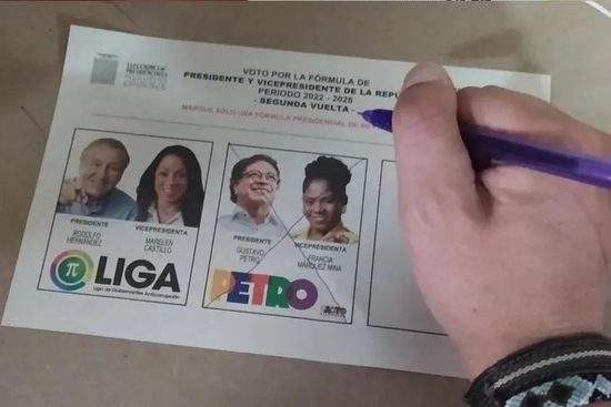 当地时间6月19日，维哈拉诺参加哥伦比亚总统选举第二轮投票。  受访者供图