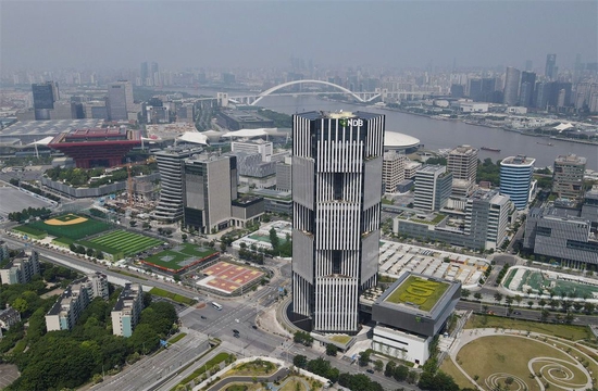 位于上海浦东新区世博园区的金砖国家新开发银行总部大楼（6月17日摄，无人机照片）。新华社记者 方喆 摄