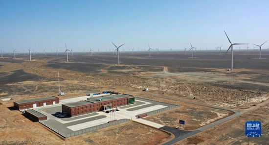 这是4月16日拍摄的甘肃省酒泉市境内的风电基地（无人机照片）。新华社记者 陈斌 摄