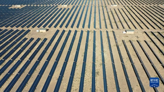 这是6月13日拍摄的甘肃省金昌市西坡光伏产业园区的光伏发电阵列（无人机照片）。新华社记者 陈斌 摄