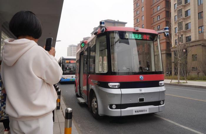 2023年3月20日，智能网联巴士901线测试车在河北雄安新区容东片区道路上停靠。新华社记者牟宇 摄